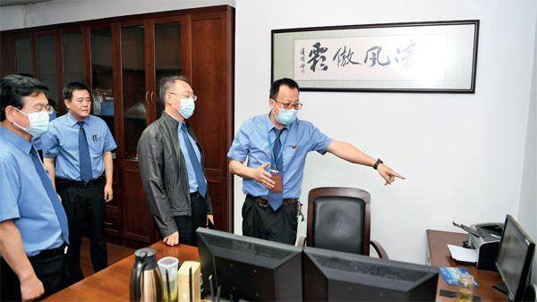 在监狱中巡回的检察官